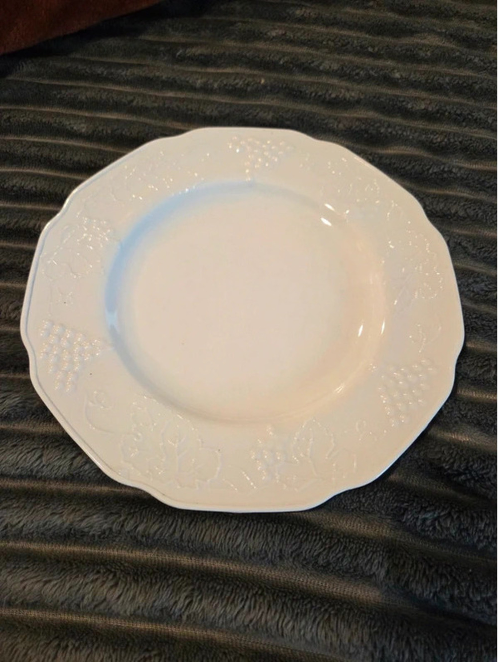 Vintage Colony Harvest Grape milk glass dinner plate